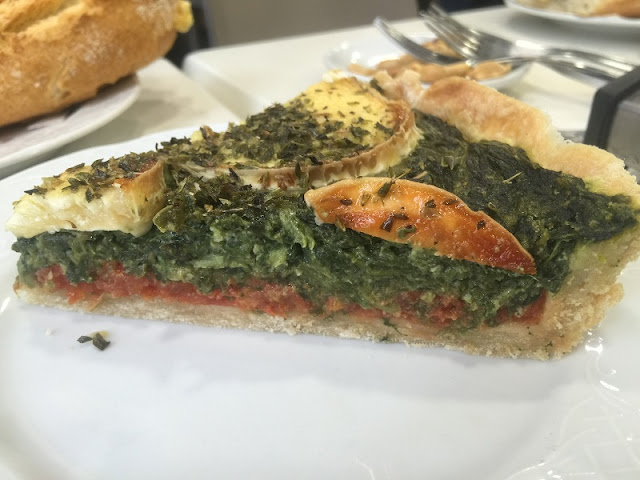Porción de tarta de espinacas con queso de cabra Porción de tarta de espinacas con queso de cabra