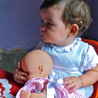 Niña con muñeco bebé. Prohibida reproducción sin permiso.