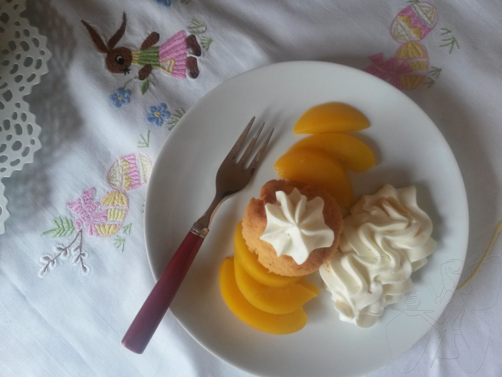 Eierlikör-Ostermuffin und Pfirsichquarksahne mit Schuss | buttercup ...