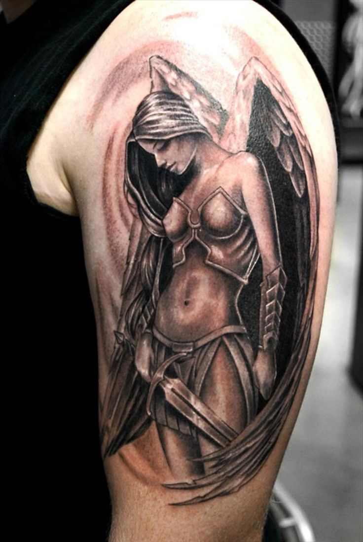 vemos a un hombre con el tatuaje de un angel caido