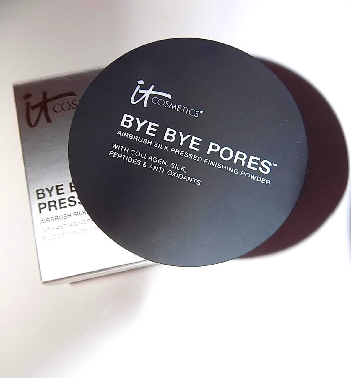 The Beauty Alchemist IT Cosmetics Bye Bye Pores Pressed Powder