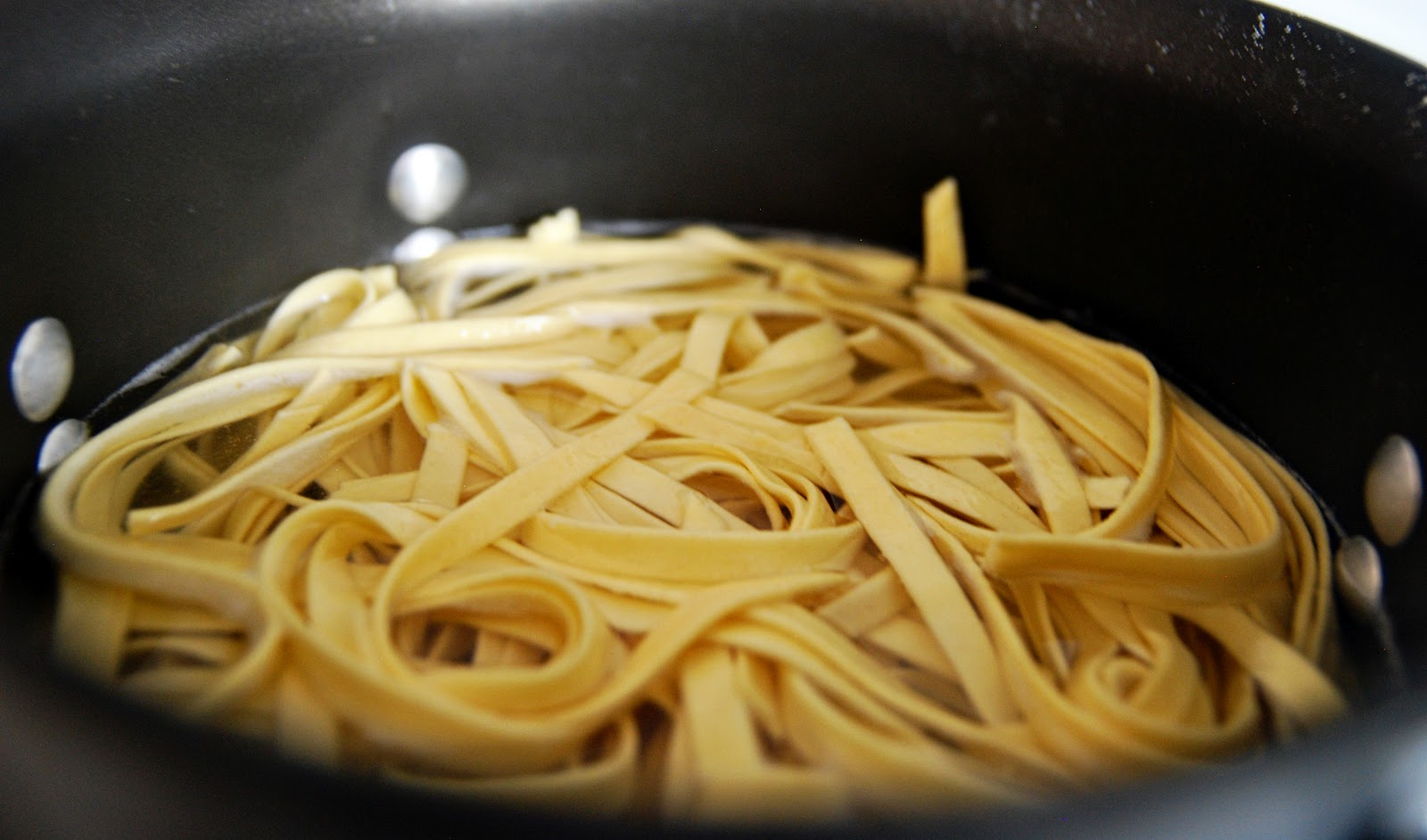 Frugally Foodulgent Fresh Egg Pasta with Tomato, Basil and Garlic SauceFresh Pasta Tutorial