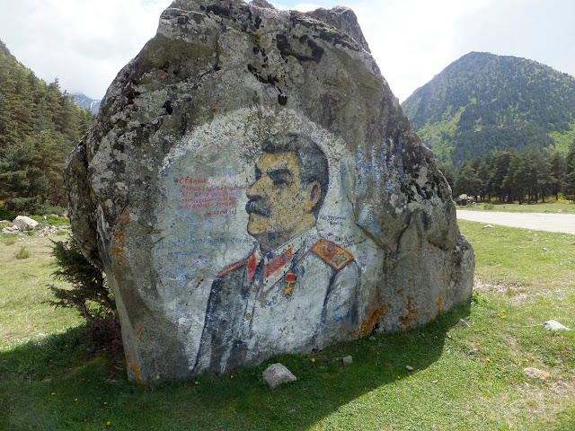 Портрет Сталина на камне