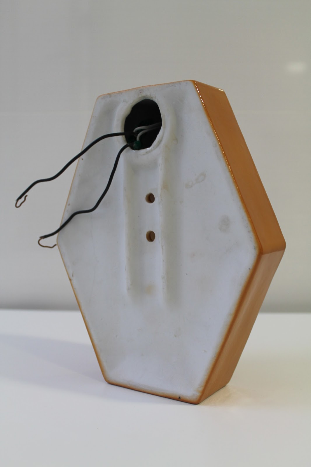 Vintagería: Aplique de pared en cerámica color mostaza, años 70