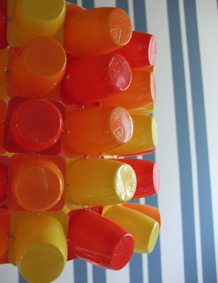 Lámpara hecha a partir de envases reciclados de Danonino