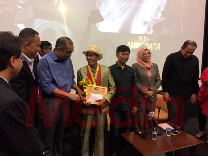 MAT SENTOL TERIMA GELARAN 'BAPA TEKNIK KESAN KHAS' | Hot Viral Terkini