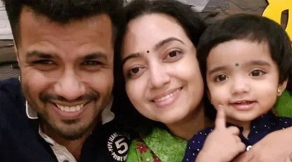 Singer Balabhaskar and wife critical after car accident, daughter passes away, Thiruvananthapuram, News, Accidental Death, Dead Body, hospital, Treatment, Music Director, Daughter, Cinema, Kerala