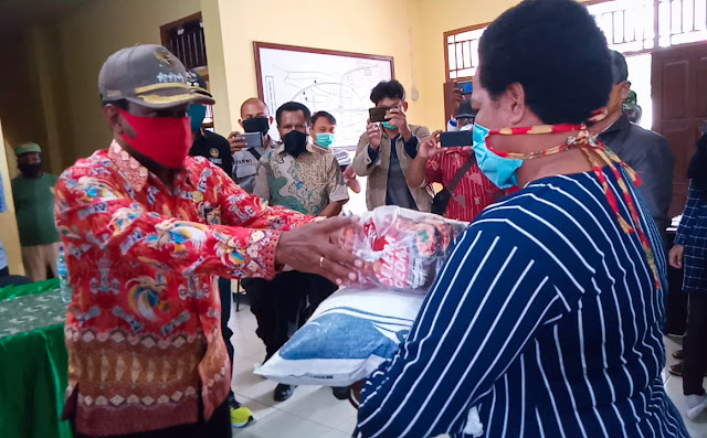 Chaerul Anwar Bagikan Sembako di Distrik Mandobo Chaerul Anwar Bagikan Sembako di Distrik Mandobo