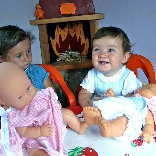 Niñas con muñeco en la casita(bebé). Prohibida reproducción sin permiso.