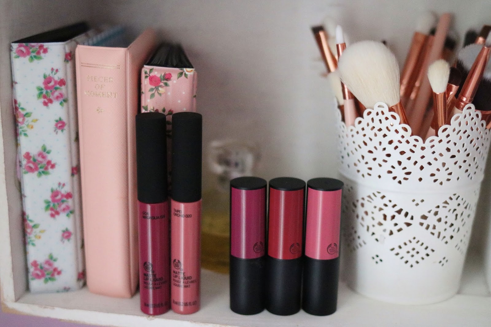 rosemademoiselle-rose-mademoiselle-the-body-shop-nouveautés-maquillage-2017-gloss-à-lèvres-rouges-à-lèvres-crush-avis-revue-goa-magnolia-tapei-orchid-420-Honolulu-Pink-423-Rio-Fuchsia-425-Lima Magenta-blog-beauté-paris-swatch