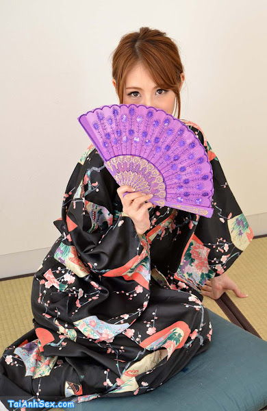 kich-dam-voi-trang-phuc-kimono-ren-mitsuki