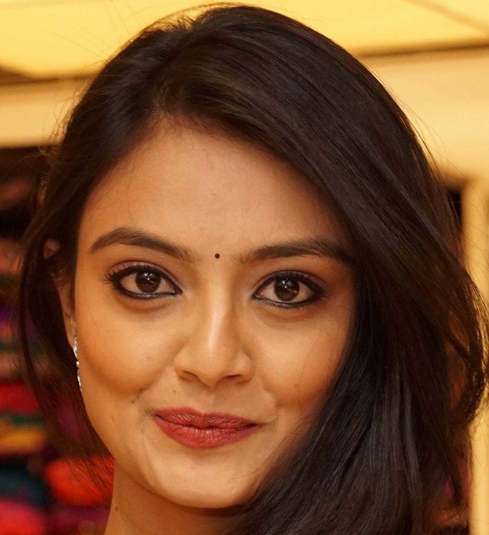 Beautiful Telugu Girl Nikitha Narayan Face Close Up Photos
