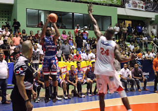 Cotorras y Correcaminos triunfan en semifinal del baloncesto de Puerto Plata