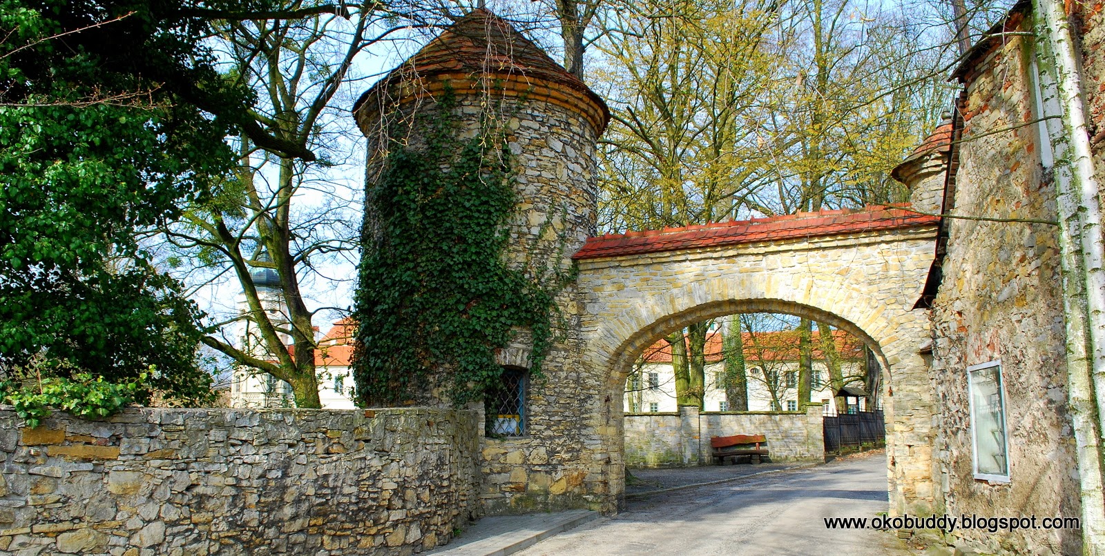 Budynek bramy przy pałacu w Żyrowej Budynek bramy przy pałacu w Żyrowej