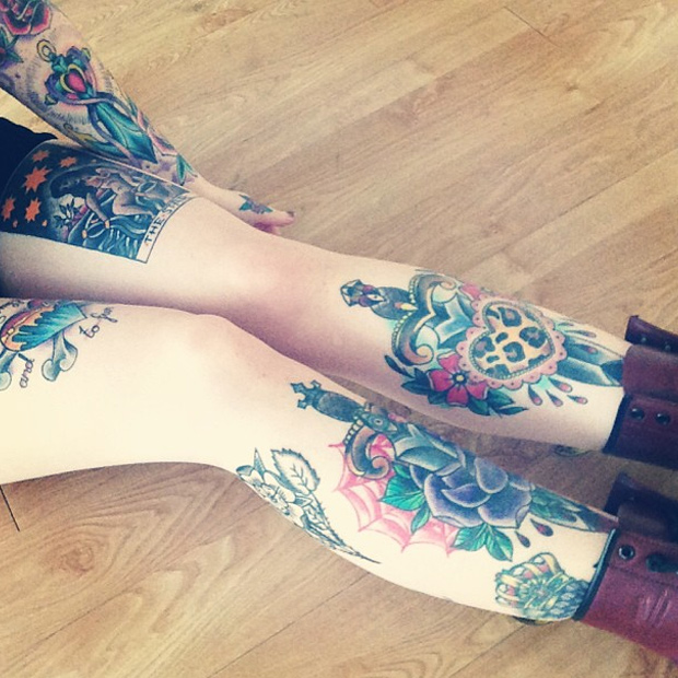 vemos a una mujer joven con tatuaje de cuchillo o tatuaje de daga