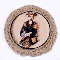 Broche ilustrado en tonos marrones Broche ilustrado en tonos marrones