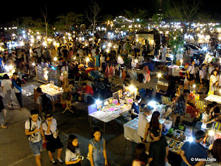 JJ GREEN MARKET, MERCADO NOCTURNO DE FIN DE SEMANA, BANGKOK. TAILANDIA