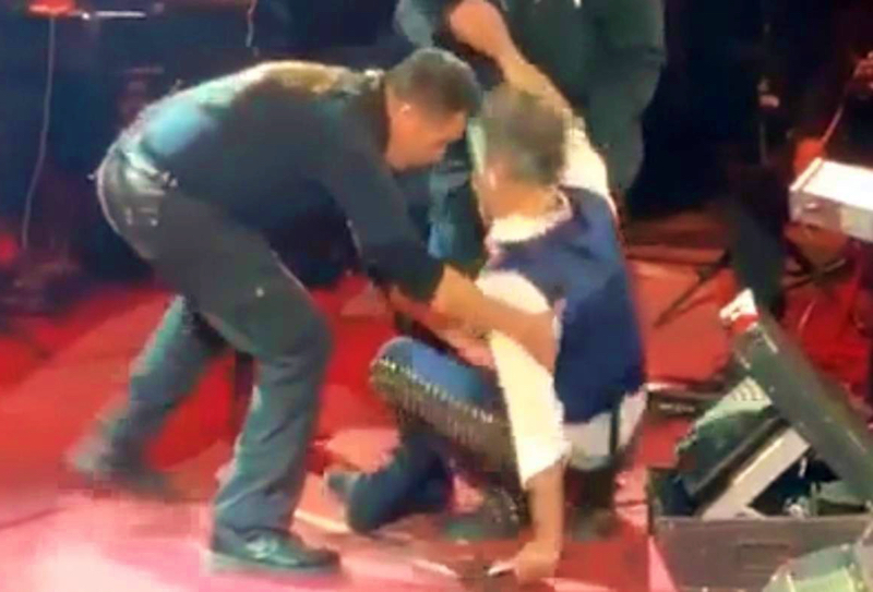 Video: Alejandro Fernández sufre caída en pleno show Video: Alejandro Fernández sufre caída en pleno show
