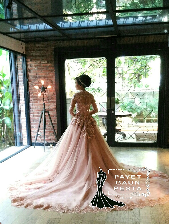 Gaun Warna Rose Gold
