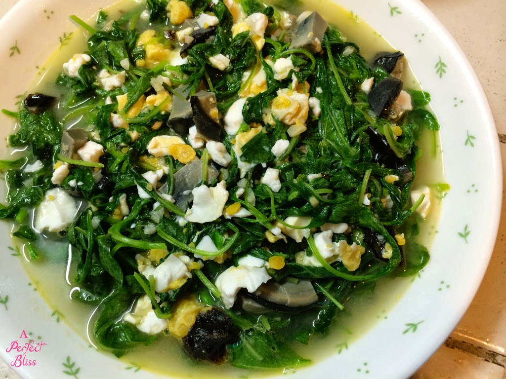 A Perfect Bliss [Recipe] Spinach with Salted & Century Eggs