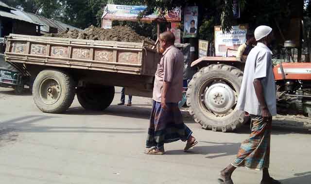 Tractor-pedestrian is running freely on the road in Roumari রৌমারী সড়কে অবাধে চলছে ট্রাক্টর-পথচারী অতিষ্ট