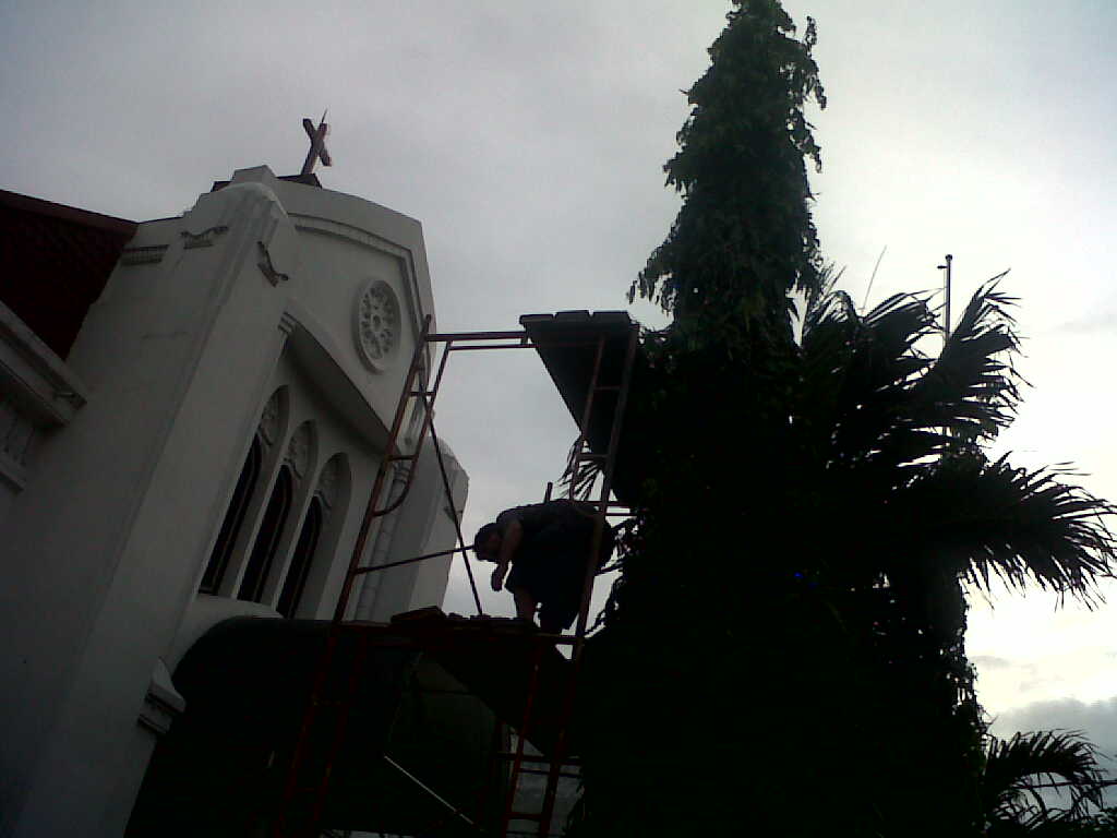 Anatoemon Pohon Natal Depan Gereja Terang Memancarkan Sinar Kelap Kelip