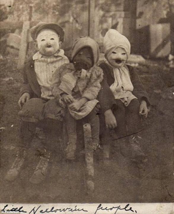 64 Historical Pictures you most likely haven’t seen before. # 8 is a bit disturbing! - Halloween 1900