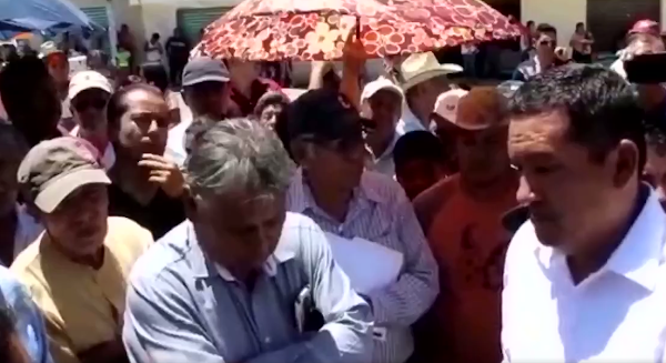 Pobladores impiden a Peña Nieto grabar un spot en Puebla (VIDEO)