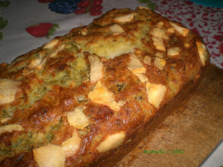 un plumcake vestito di verde, con asparagi e fagiolini