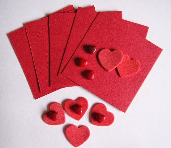 tarjetas y corazones rojos