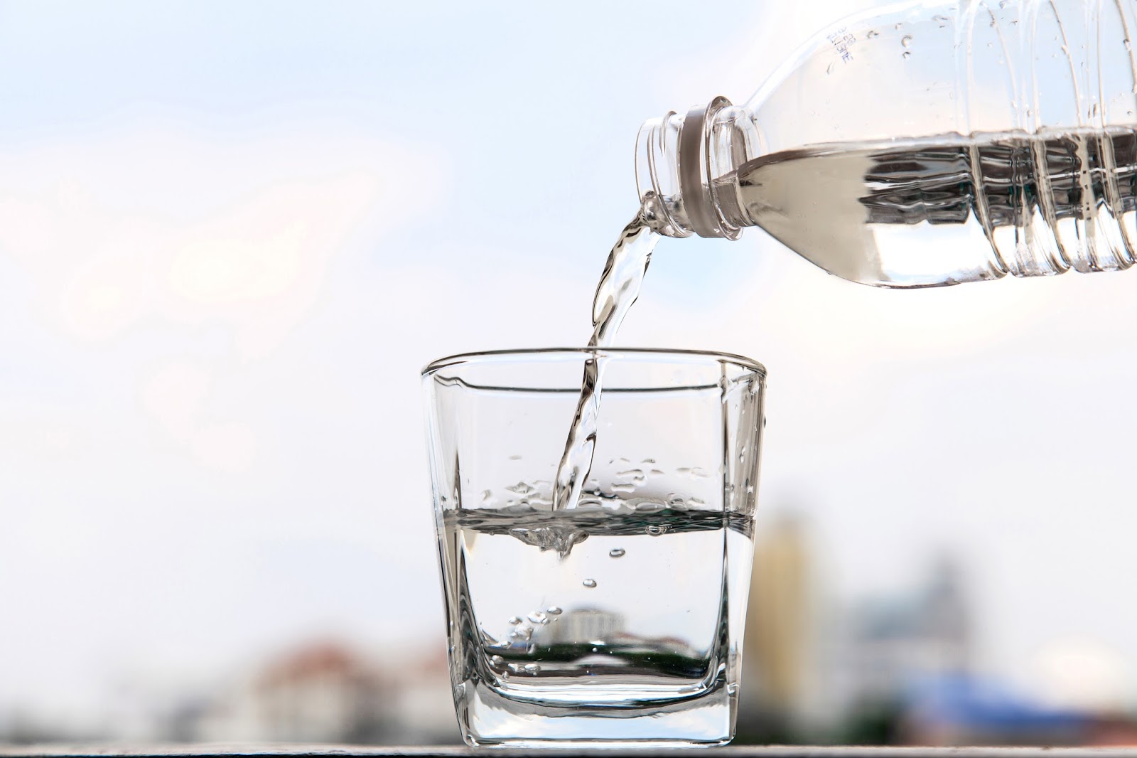 Почему советуют пить. Стакан воды. Наливает воду. Красивые стаканы для воды. Разлитая вода.
