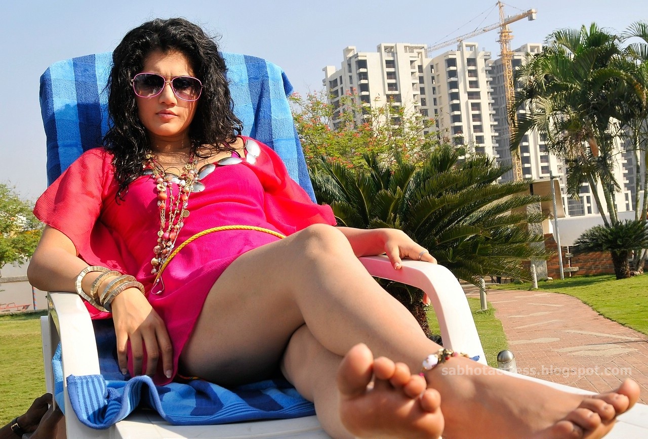Tapasee Pannu Hot Thigh Show Latest Sexy Photo Gallery From Veera