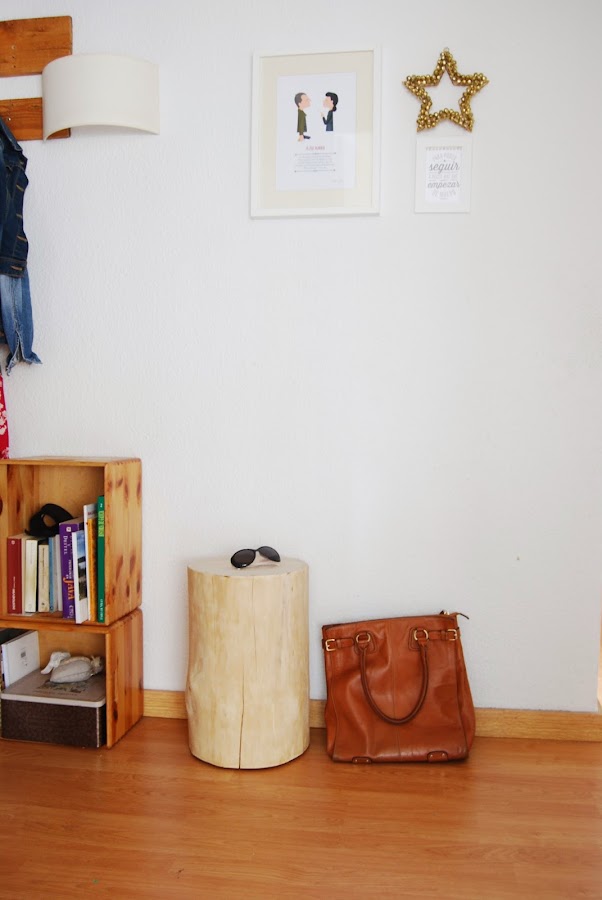mesa de noche hecha con un tronco. Side table made from a log