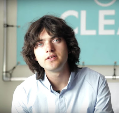 CE BARRAGE ÉCOLOGIQUE NETTOIE L’OCÉAN DE SES INNOMBRABLES DÉCHETS