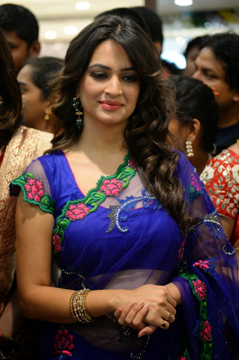Beautiful Images Kriti Kharbanda Glamorous In Blue Saree At Kalamandir New Showroom Launch