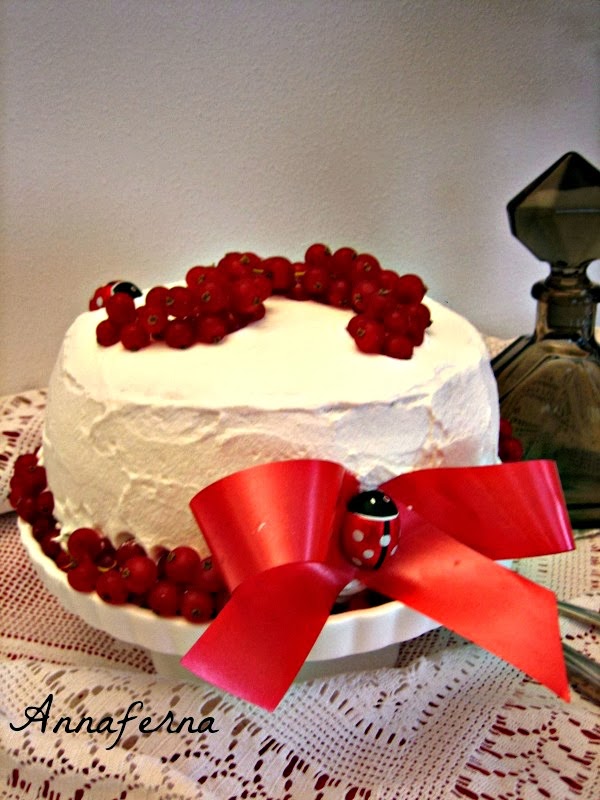 torta di compleanno con crema pasticcera alla nocciola