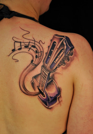 A música de guitarra desenho de tatuagem para as mulheres