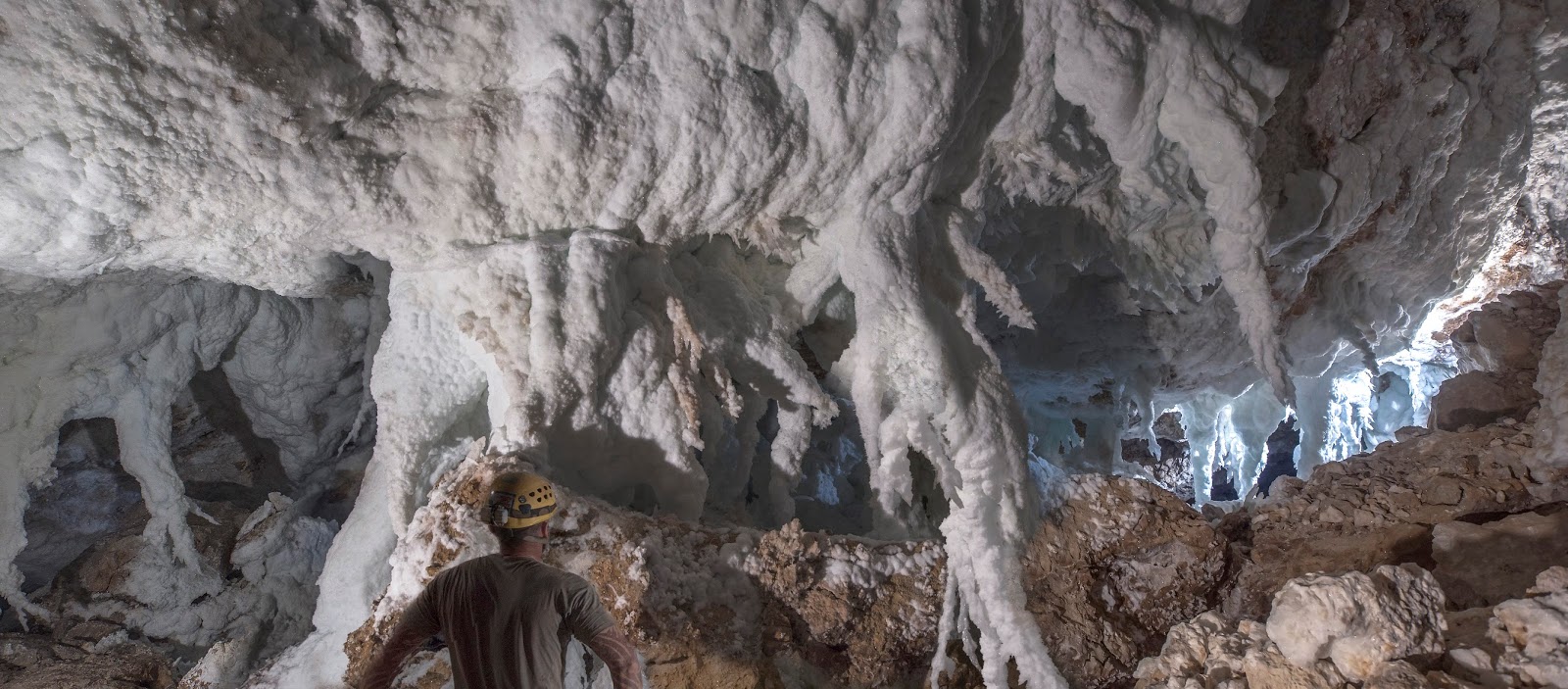 THE CHANDELIER MAZE & CHANDELIER BALLROOM. LECHUGUILLA CAVE, NEW MEXICO ADAM HAYDOCK