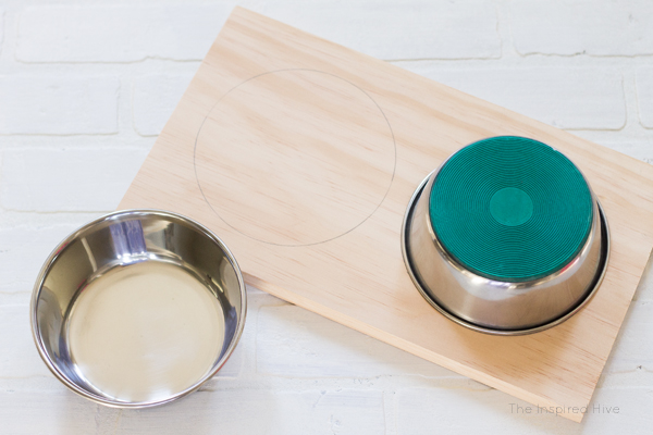 It's so easy to build this DIY raised pet feeder! Perfect idea for small dogs or cats. 