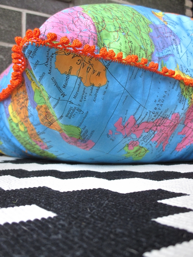 DIY - wereldkaartkussen met gehaakt randje / 'map-of-the-world'-pillow with crocheted edge DIY - wereldkaartkussen met gehaakt randje / 'map-of-the-world'-pillow with crocheted edge