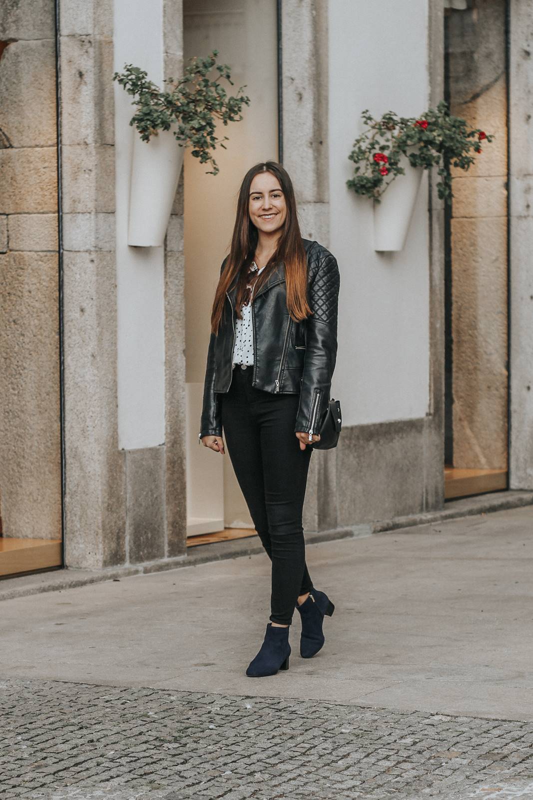 outfit_blue_boots_rockport outfit_mom_jeans_white_zaful_shirt_converse_all_star