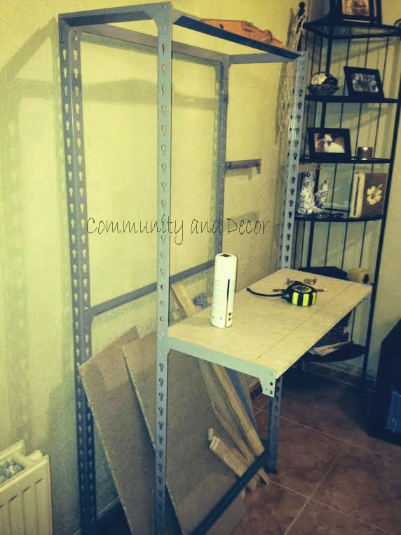 transformar una estantería metálica en un office y rincón de lectura para la oficina