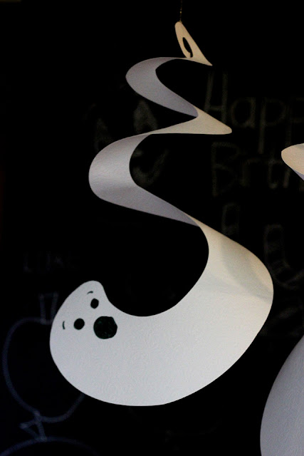 Halloween hanging paper craft ghost ideas 16 simple and easy Halloween craft ghost for kids. Halloween easy to make paper craft for kids to make. Easy DIY Halloween Paper craft ghost 2018. Halloween paper craft hanging ghost for decoration. Preschool craft paper craft ideas. Spooky and beautiful paper craft decoration for indoor and outdoor. Paper craft for indoor decoration. Simple scary Halloween craft ideas
