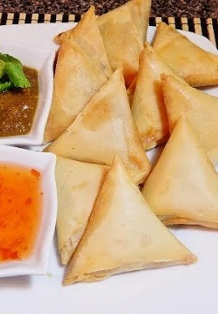 mince-samosa-is-served-with-sauce