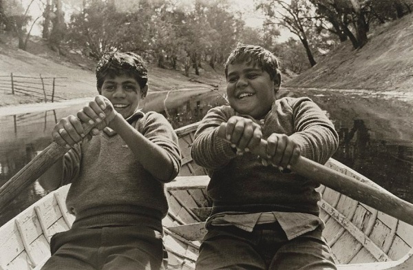 Mervyn Bishop, "Cousins, Ralph and Jim, Brewarrina", 1966. Vintage cool foto: dos niños reman felizmente por el río.