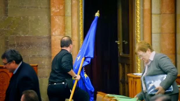 Ούγγροι βουλευτές πέταξαν τις σημαίες της ΕΕ έξω από το παράθυρο του ουγγρικού κοινοβουλίου