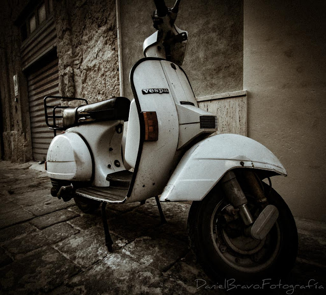 Vespa blanca aparcada en Siracusa