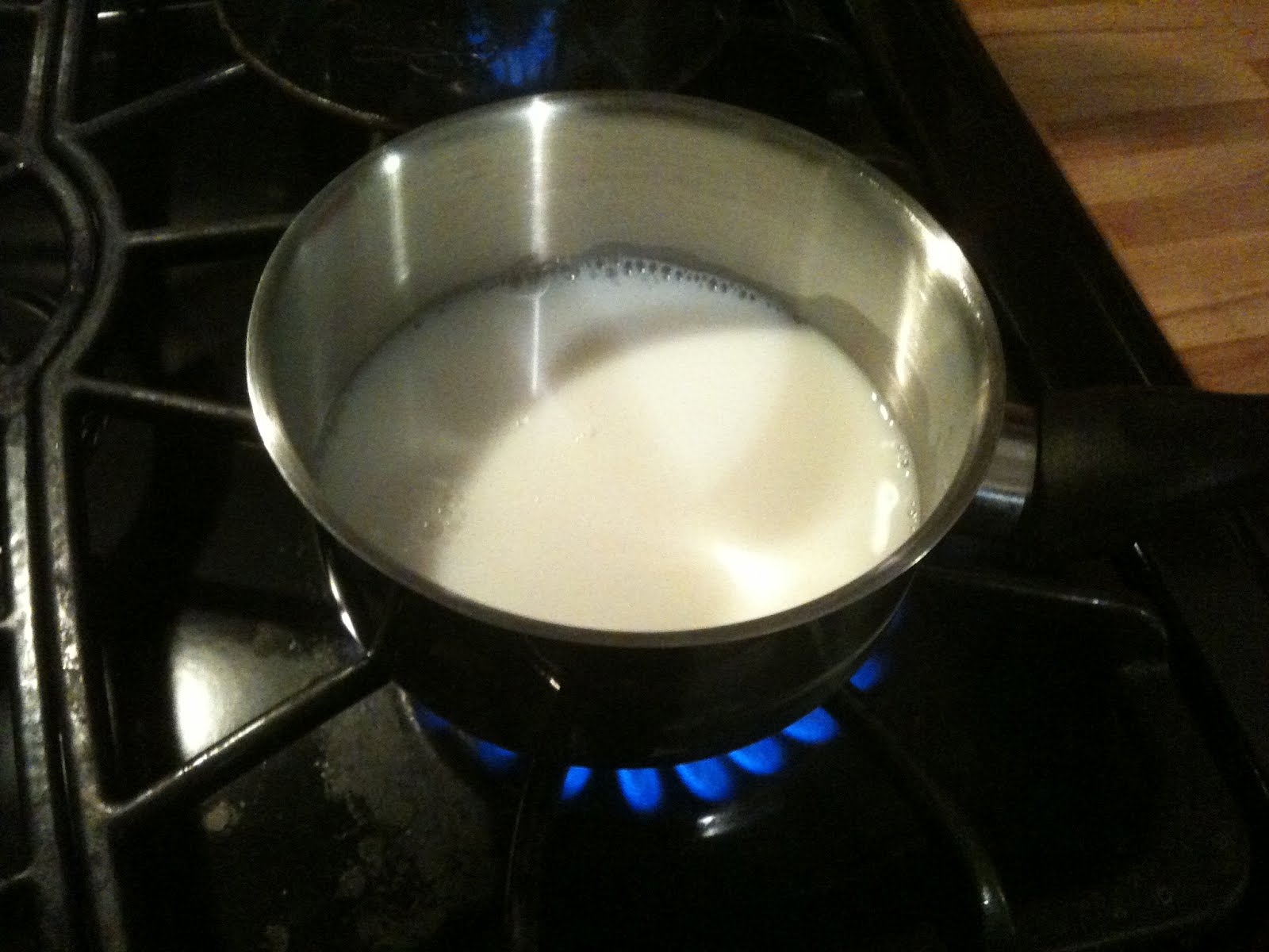 Доводит до кипения за 20 минут. Молоко в кастрюле. Молоко в сотейнике. Подогреть молоко в сотейнике. Кипящее молоко.