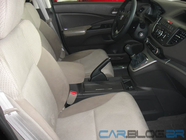 Honda CR-V LX Mecânico 2013 - interior - por dentro