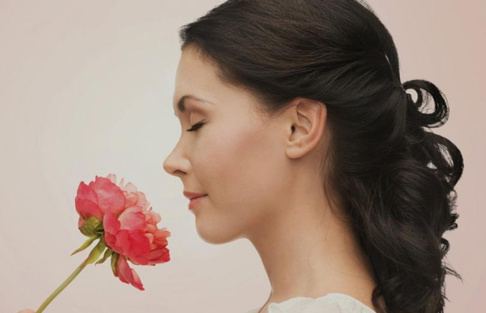 62 Gambar Orang Mencium Bunga Mawar Paling Bagus